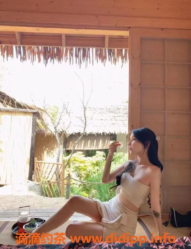 上海楼凤-上海徐汇Vicke_维可，21岁，169cm，50斤，性感陪浴