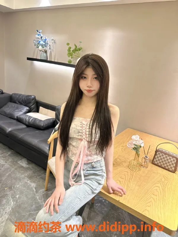 成都楼凤资源信息,成都嫩妹西西，18岁158cm，小排骨身材，500元体验