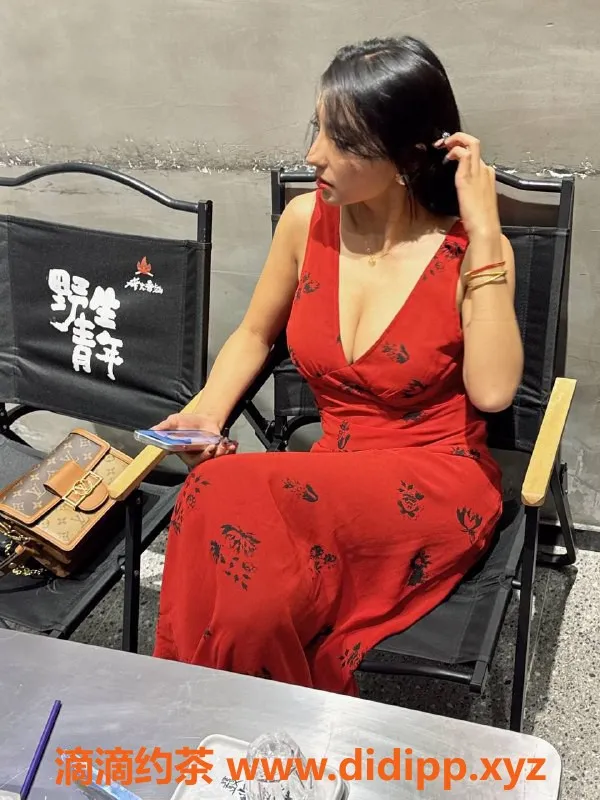 成都楼凤-天府二街小雅，爆款嫩妹，天然大D，超值6p