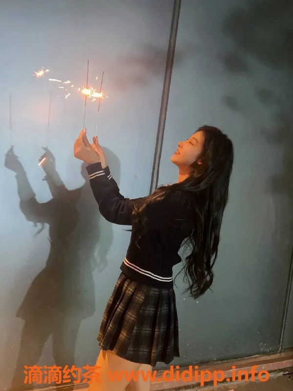 东莞楼凤资源信息,东莞南城小桐，21岁高挑美眉，600元起体验服务