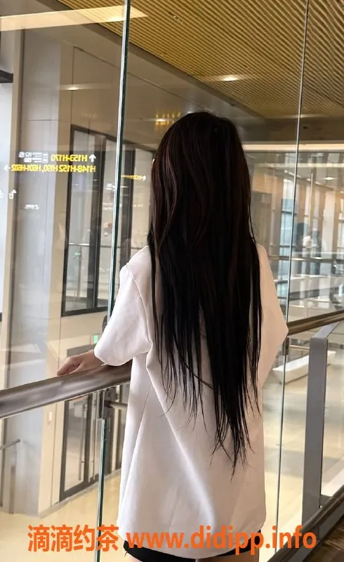 上海楼凤-闵行嫩妹乐乐，165高挑，1200起价！