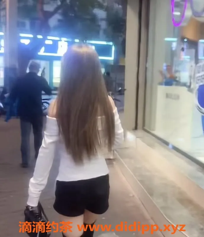 成都楼凤-成华区萝莉兔兔，16岁150cm，白皙可爱