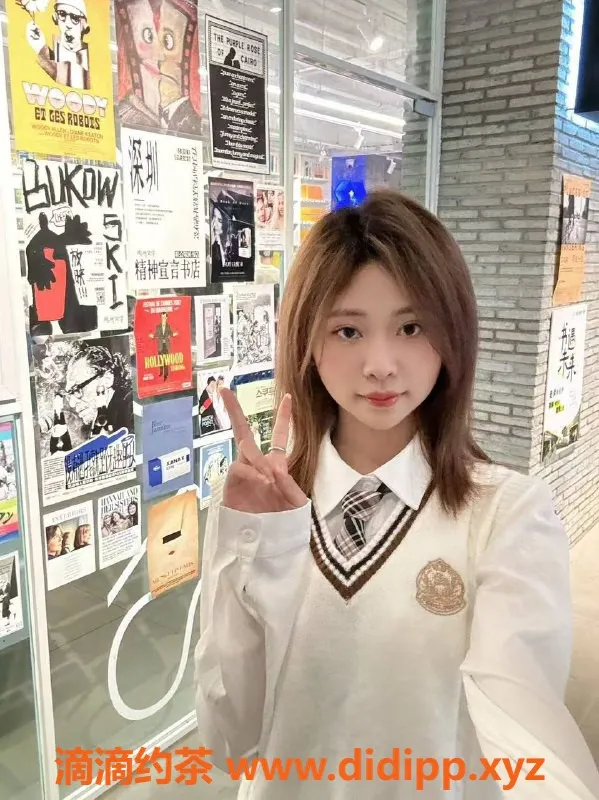 深圳楼凤-南山嫩妹小番茄，900元体验制服与六九服务