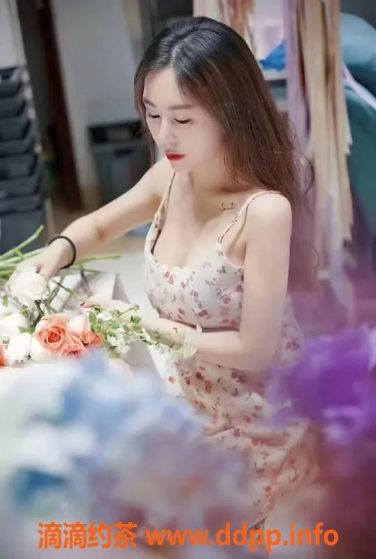 杭州楼凤资源信息,上城花店老板娘，反差萌美眉，月费舌吻服务