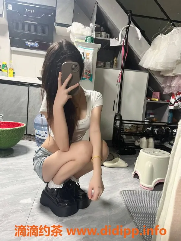 深圳楼凤-宝安霞霞：18岁嫩妹，165cm，1200元起