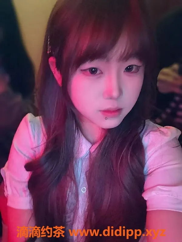 成都楼凤资源信息,成都市郫都区嫩妹丫丫，169cm自然B，600元/50分钟