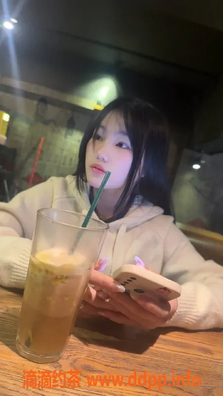 长沙楼凤-开福区小草莓，164CM，18岁，500元亲嘴服务