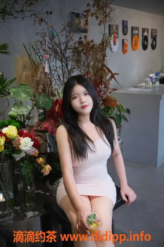 深圳楼凤-南山朱丽叶，21岁身高178，胸C，800P起