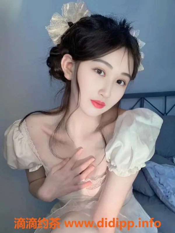 北京楼凤-淡雪大三兼职女学生 1800元起步，全城上门服务