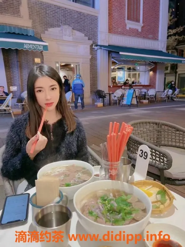 重庆楼凤-江北玖儿，6分身材，5米低价可体验