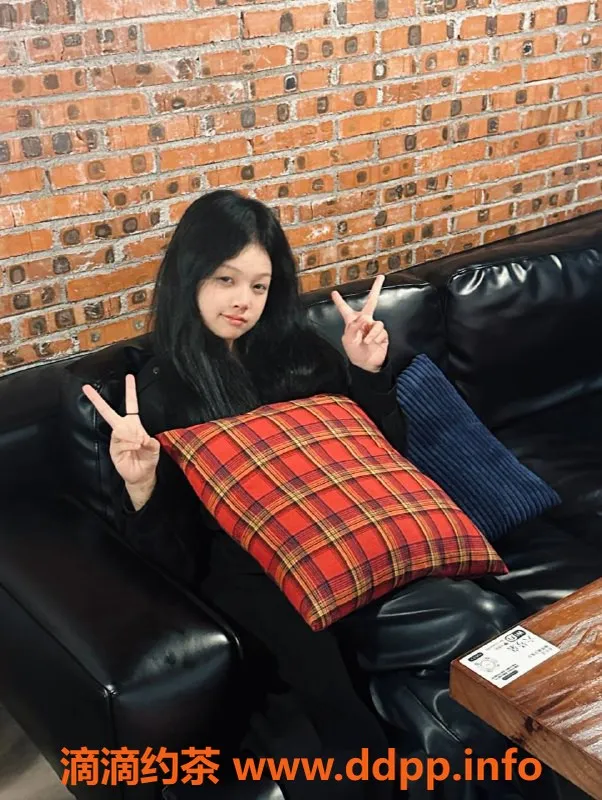 成都楼凤-成都可可，17岁165cm，甜美嫩妹等你来体验