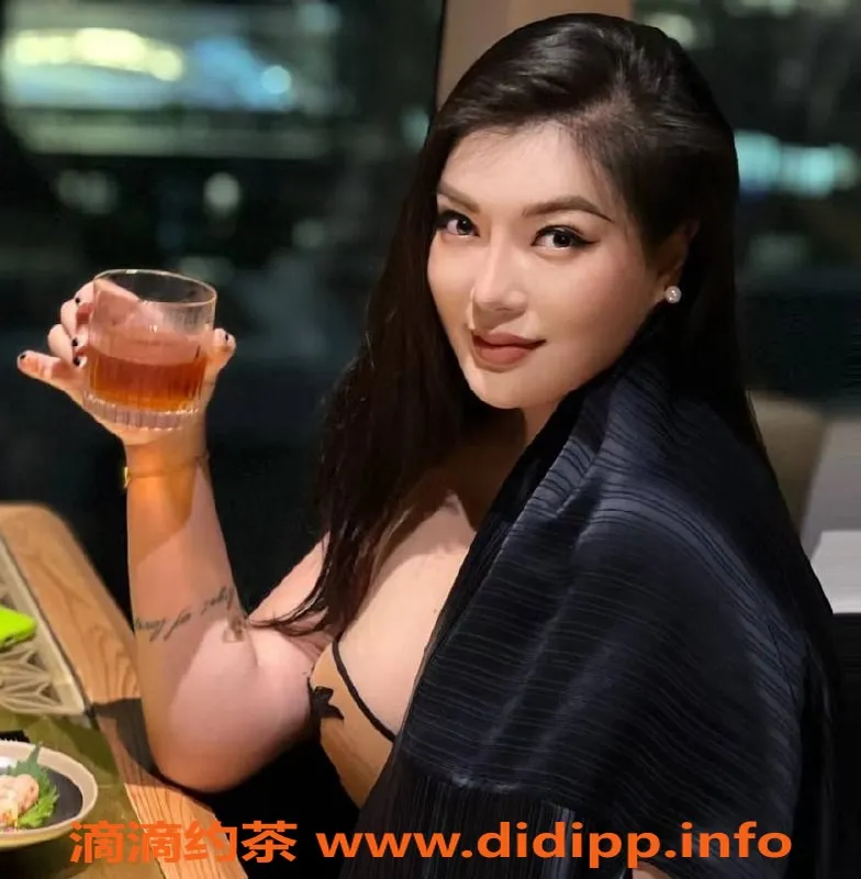 上海楼凤-静安乌克兰混血博主Kelly，175cm大胸热线服务