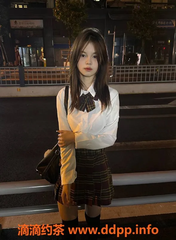 成都楼凤-成都妞妞，17岁可爱排骨精，500元体验