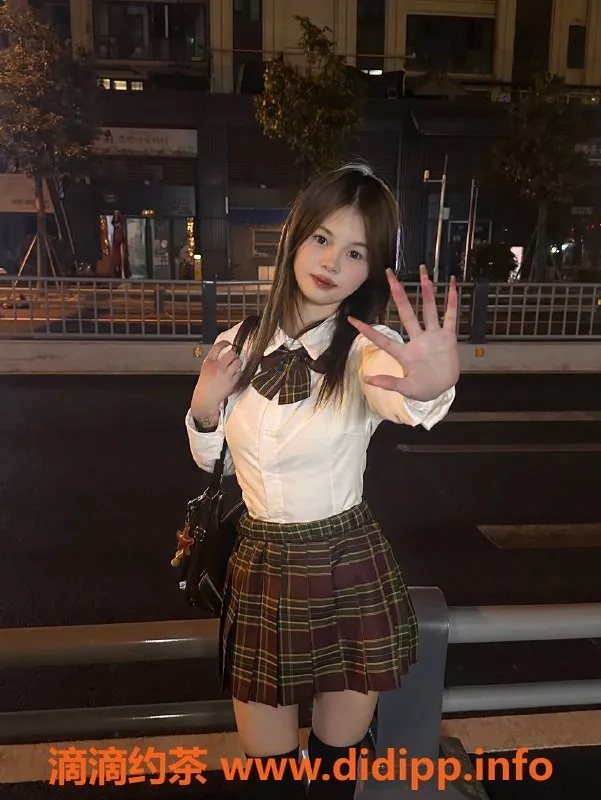 成都楼凤-成都妞妞，17岁可爱排骨精，500元体验