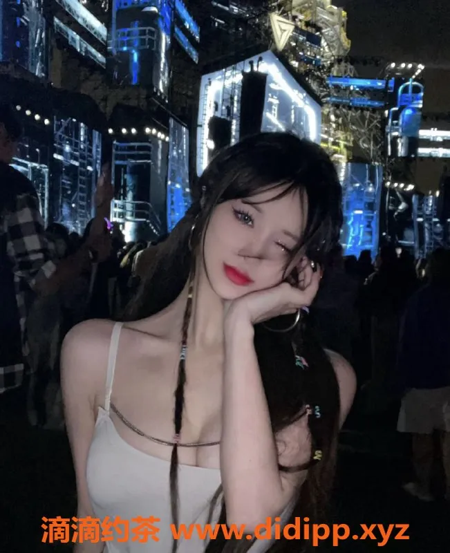 北京楼凤-朝阳双井高端女神，168+D罩杯年轻美女