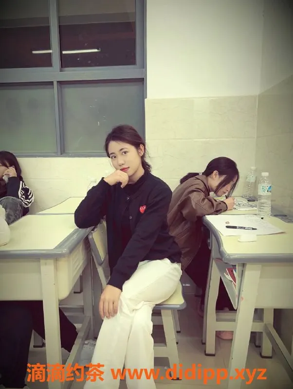 东莞楼凤资源信息,大朗舞蹈老师婷宝，18岁160CM，丰满36B