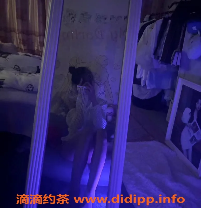 深圳楼凤-宝安区仙仙，1200元制服蛇吻服务，五星推荐！