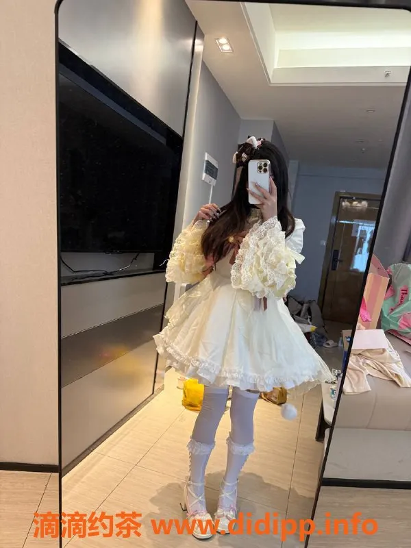 成都楼凤-天府二街小佳，18岁嫩妹，700元起服务