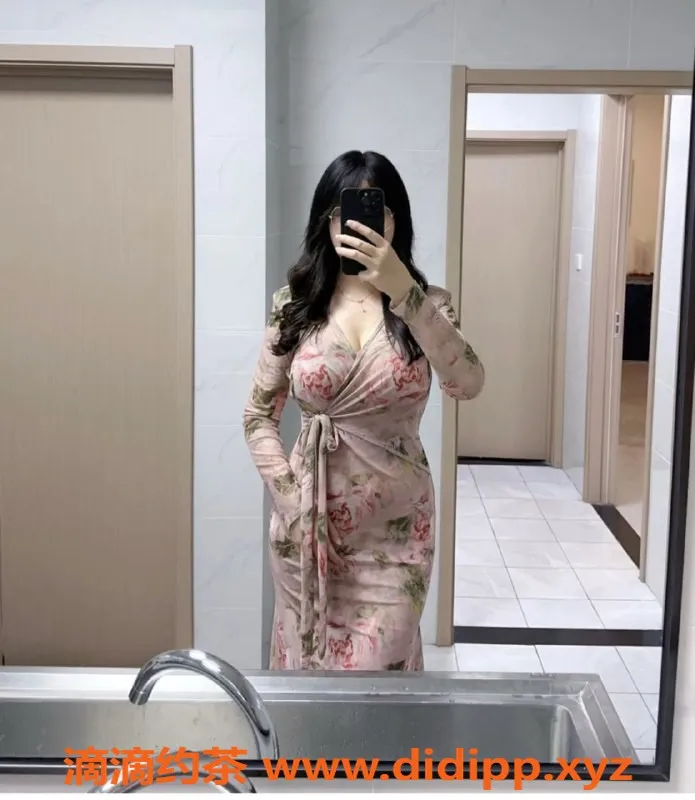 广州楼凤-雪雪，28岁巨乳骚人妻，白云区高档小区等你来撩！