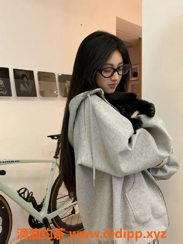 杭州楼凤-滨江区云允儿，165/89，甜美大一学生，1500起