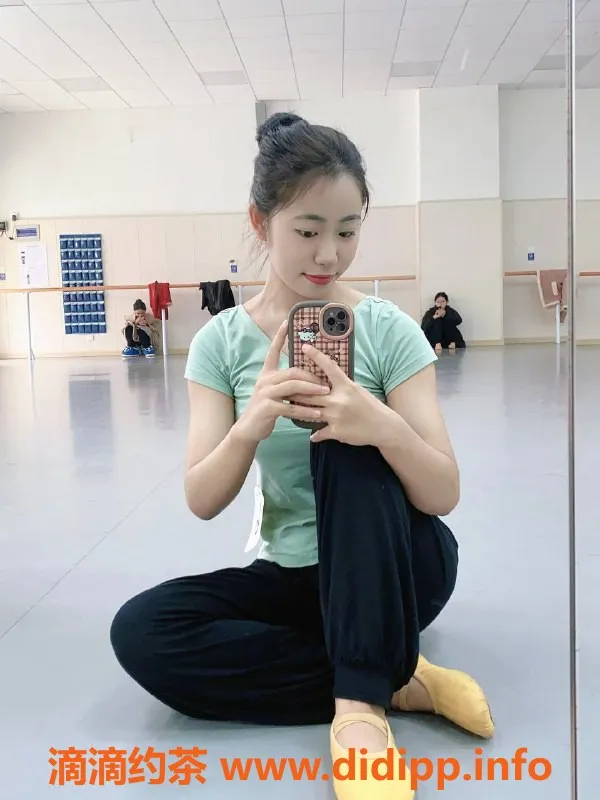 东莞楼凤-大朗舞蹈老师婷宝，18岁160cm，体重90，胸围36B