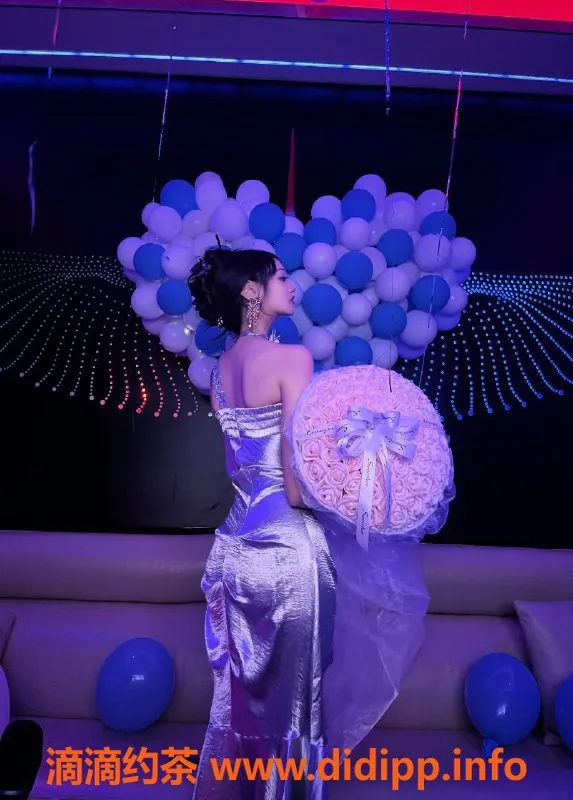 成都楼凤-武侯04小甜甜 C罩杯嫩妹 服务价800/1400