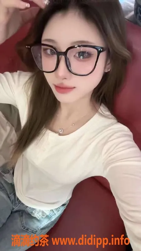 南昌楼凤-小橙子：18岁嫩妹，168CM，1200pp一夜服务