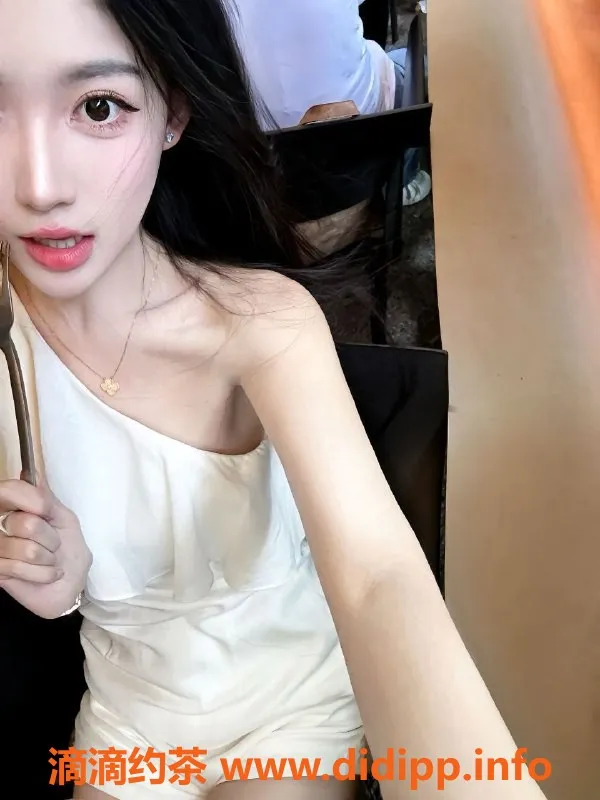 广州楼凤-白云御姐胡楚娇，夜课7P大胸服务