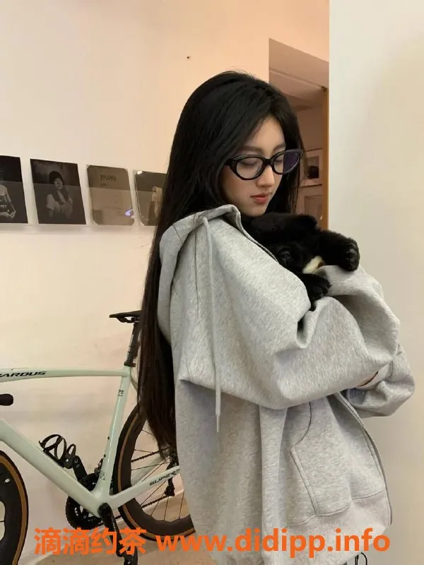 杭州楼凤资源信息,165cm大一学生，声音甜美，陪浴角色扮演，价格合理