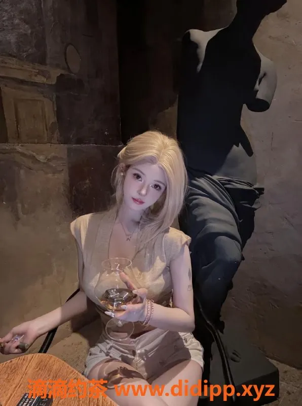 杭州楼凤-滨江高颜值御姐小米，1300p巨乳服务