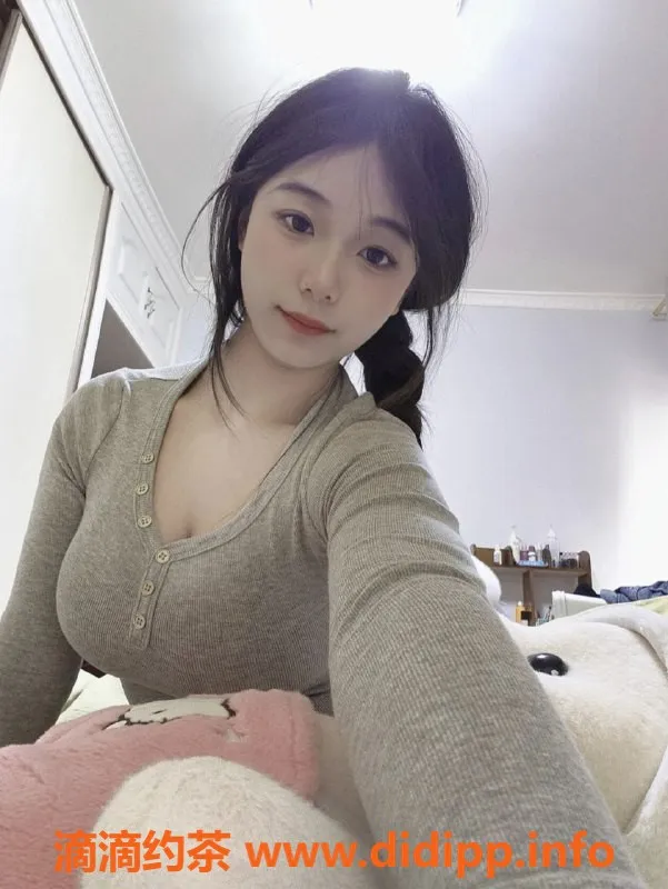 广州楼凤-白云区18岁巨乳女神七七，超值服务体验！