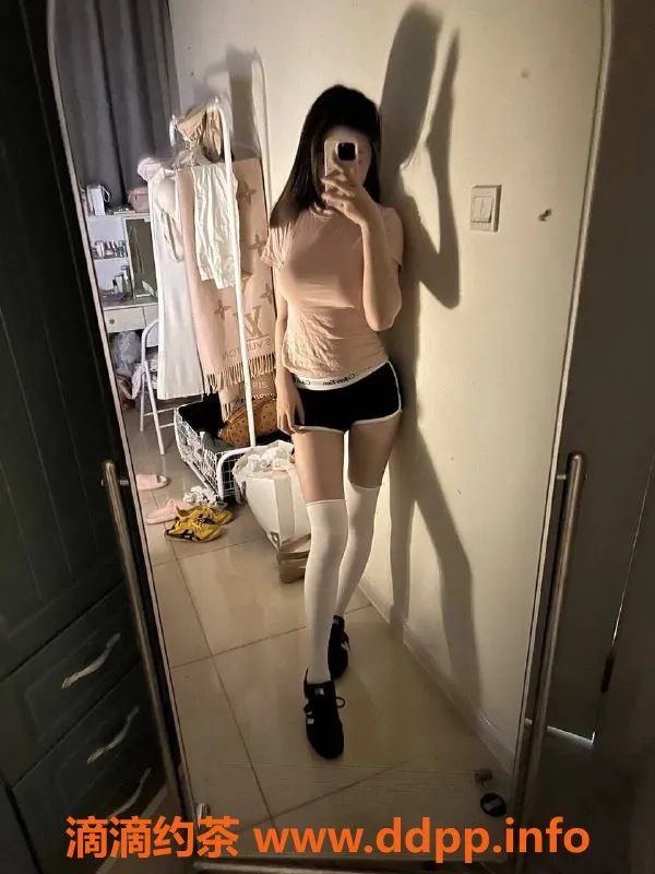 长沙楼凤-雨花区19岁乐宝，170cm大长腿，700p体验