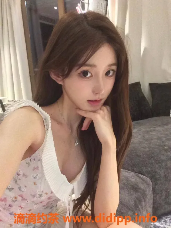 杭州楼凤-19岁甜美女神，163cm C罩杯，私聊兼职服务