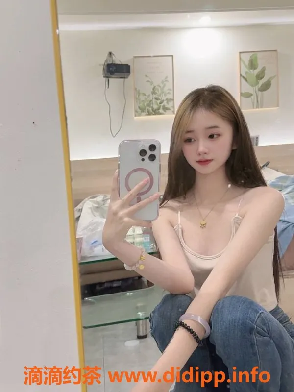 昆明楼凤-官渡区颖宝，白皙皮肤嫩妹，800元起