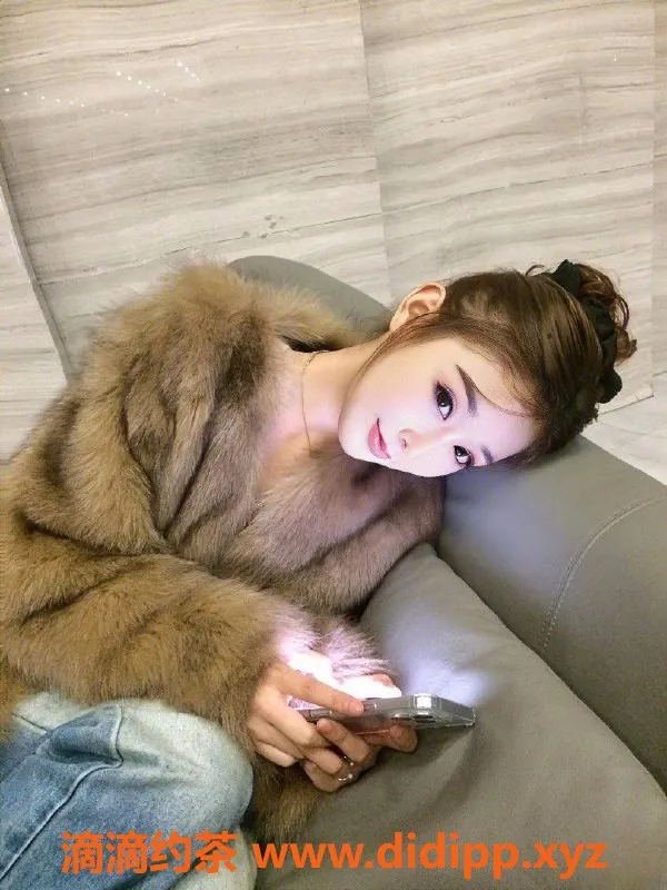 厦门楼凤-湖里童瑶空姐，24岁，身材火辣，舌吻服务