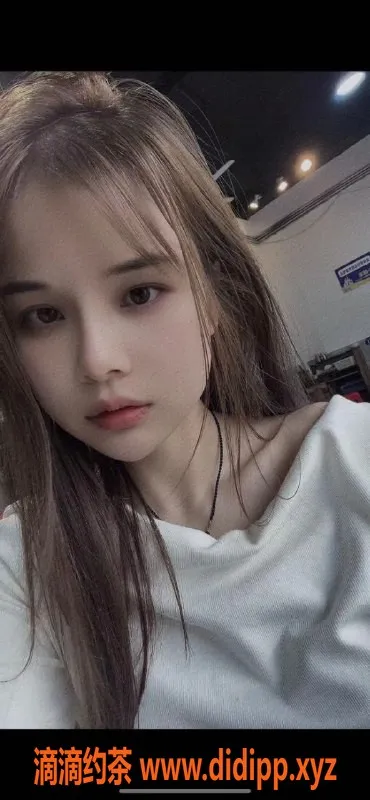 成都楼凤-23岁白鹿，161cm，90斤，嫩妹三件套服务