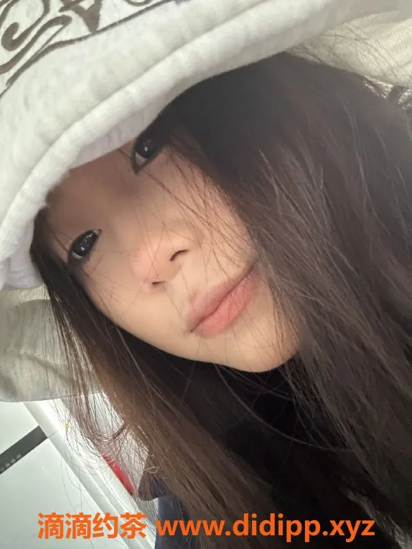 成都楼凤-航空港嫩妹小黎，160cm身高，18岁，优惠服务等你体验！