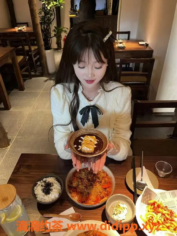 厦门楼凤资源信息,湖里五缘湾嫩妹沈佳一，18岁配合超棒