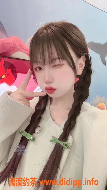 成都楼凤-武侯区萝莉嫩妹小小，700元体验服务