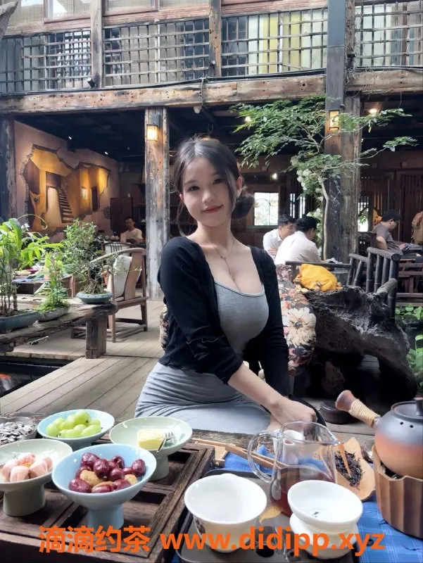 广州楼凤-天河御姐罗莎，夜课7P大胸诱惑