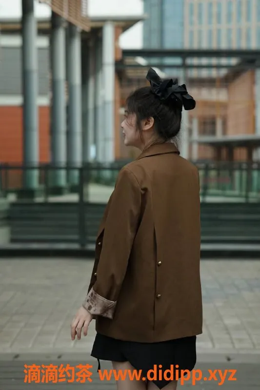 厦门楼凤-海沧安安老师，164身高D+大奶，400元套餐