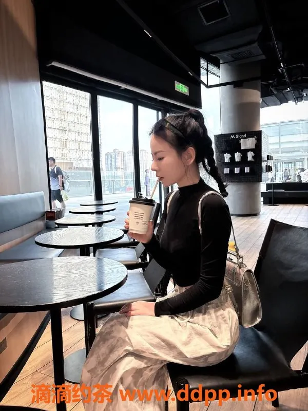 长沙楼凤-岳麓区小狐狸，600p体验，性感热辣等你来撩！