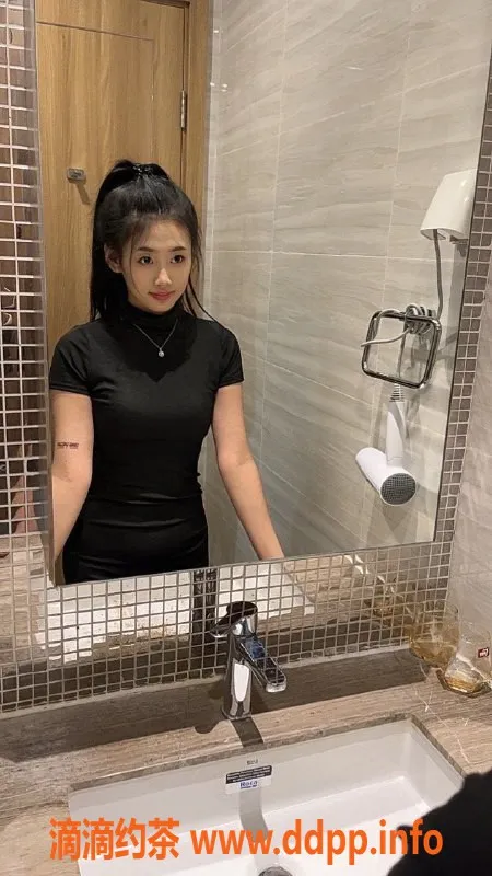 成都楼凤-武侯区小欣20岁，163cm大胸嫩妹，车费优惠