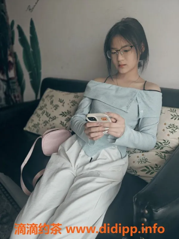 成都楼凤-成华区清纯眼镜娘小樱桃，紧致无纹身，带你体验女友感