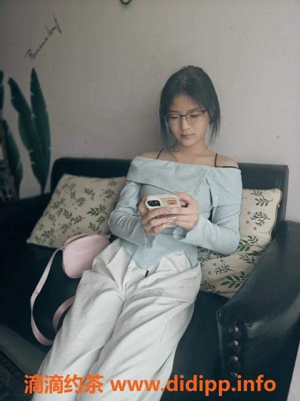 成都楼凤-成华区清纯眼镜娘小樱桃，紧致无纹身，带你体验女友感