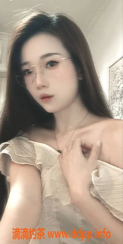 广州楼凤-天河御姐诗诗，6P大胸服务等你来体验！