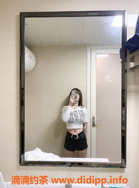 成都楼凤-成华区19岁嫩妹，口爆服务超赞，160cm 90斤！