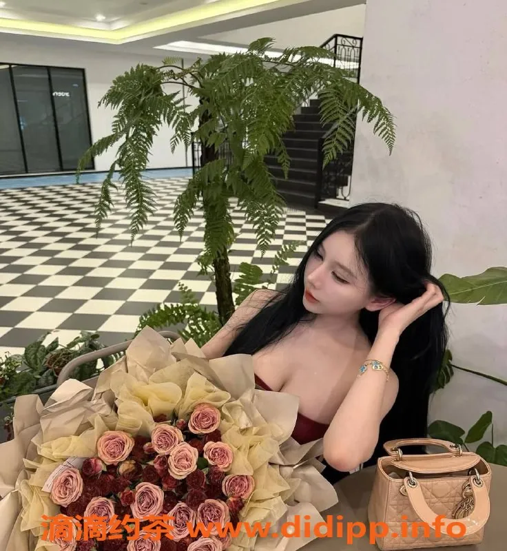 广州楼凤-天河御姐蔓儿，22PP大胸舌吻服务