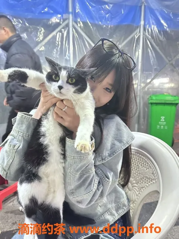 重庆楼凤-18岁苏萌兼职艺体生，165cm C罩杯倾情服务