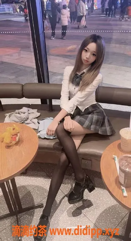 成都楼凤-天府三街18岁嫩妹甜筒，身高170体重90，SM服务